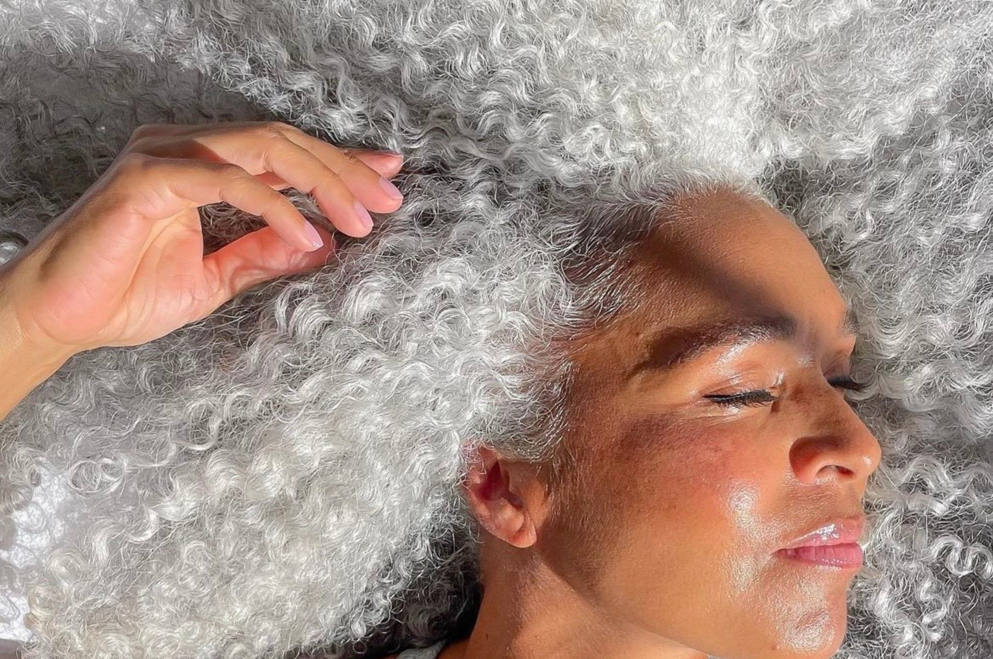 Tout savoir sur les cheveux blancs texturés