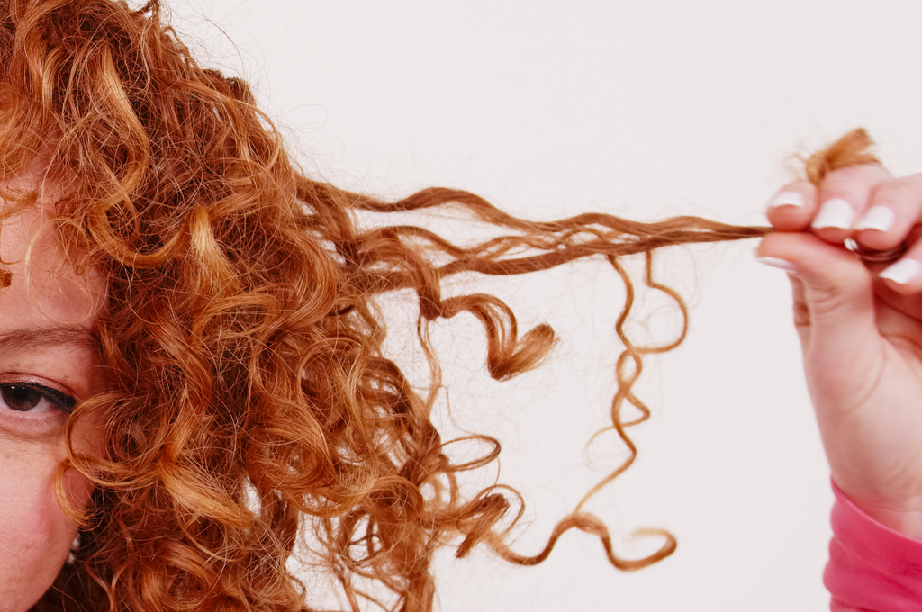 Comment prendre soin de ses cheveux bouclés colorés ? – La Belle Boucle